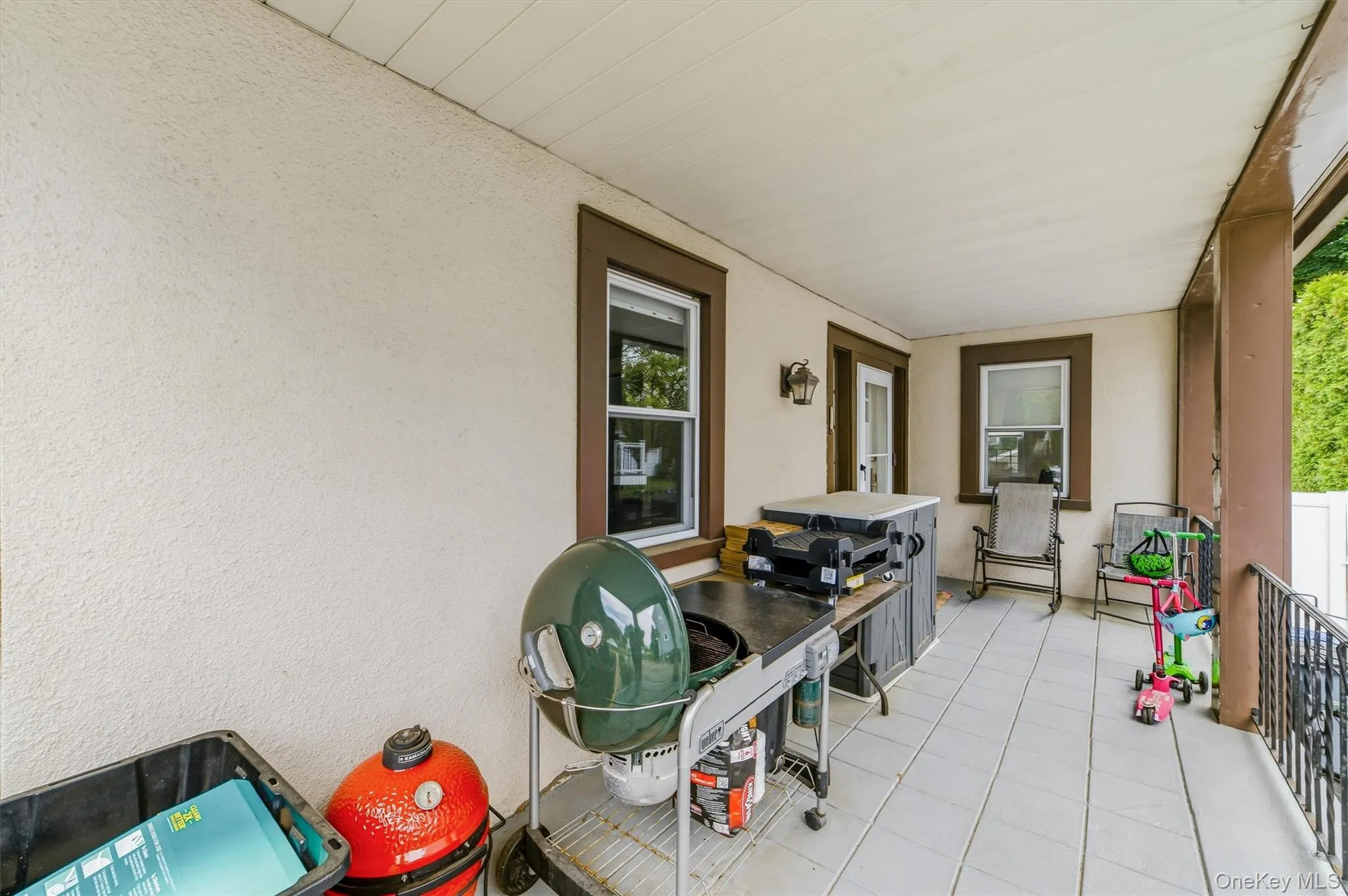 Genrous entry patio, perfect for sitting and enjoying the neighborhood Genrous entry patio, perfect for sitting and enjoying the neighborhood
