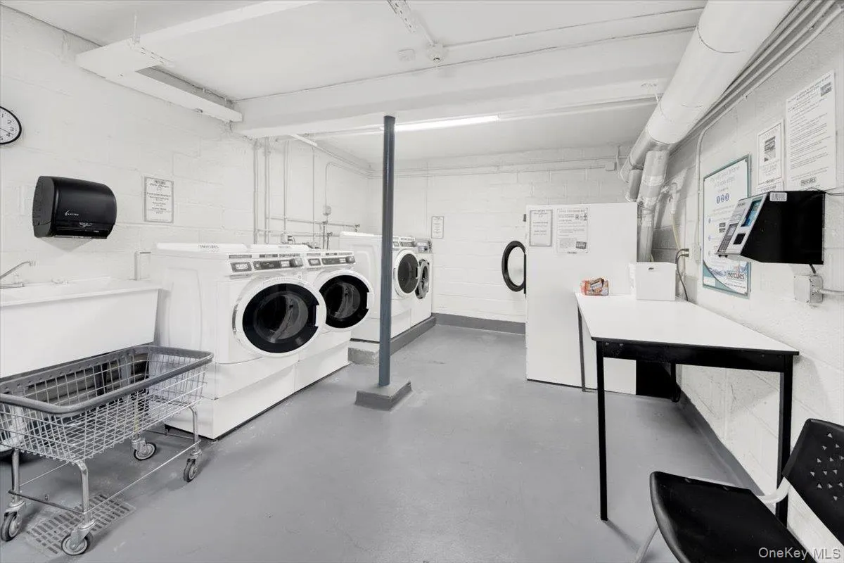 Shared laundry room Shared laundry room