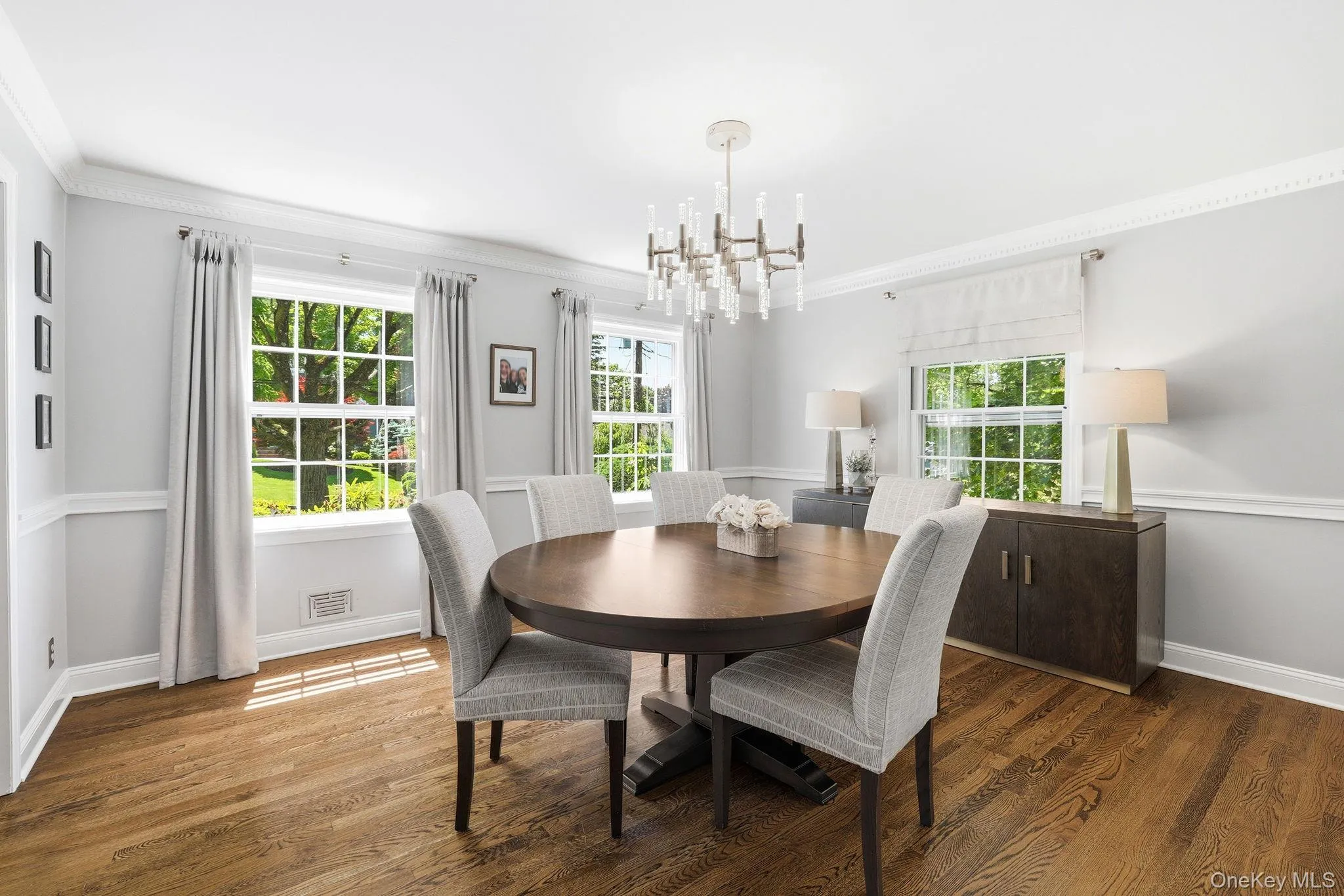 Spacious and bright formal dining room Spacious and bright formal dining room