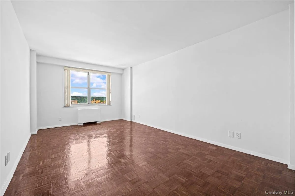 Windowed bedroom with amazing river views Windowed bedroom with amazing river views