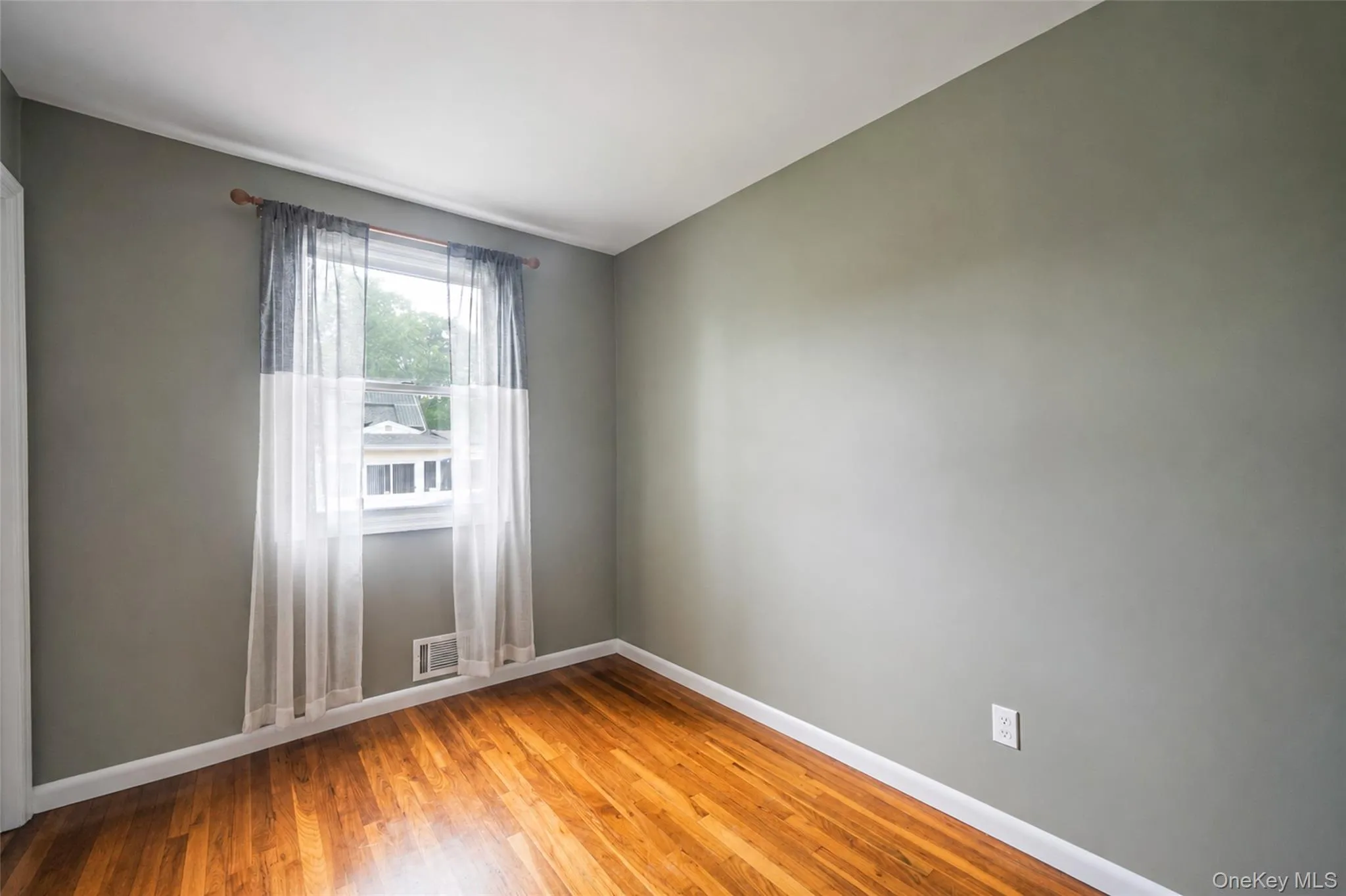 191 Grove Street, Brookhaven, NY, 3 Bedrooms Bedrooms, 6 Rooms Rooms,1 BathroomBathrooms,Residential,For Rent,Grove,0,1008208 191 Grove Street, Brookhaven, NY, 3 Bedrooms Bedrooms, 6 Rooms Rooms,1 BathroomBathrooms,Residential,For Rent,Grove,0,1008208