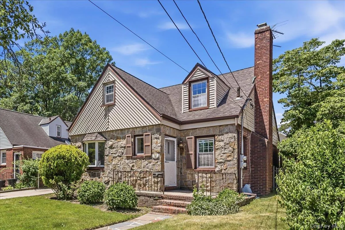 588 Adams Avenue, Hempstead, NY, 5 Bedrooms Bedrooms, 8 Rooms Rooms,2 BathroomsBathrooms,Residential,For Rent,Adams,0,1008228 588 Adams Avenue, Hempstead, NY, 5 Bedrooms Bedrooms, 8 Rooms Rooms,2 BathroomsBathrooms,Residential,For Rent,Adams,0,1008228