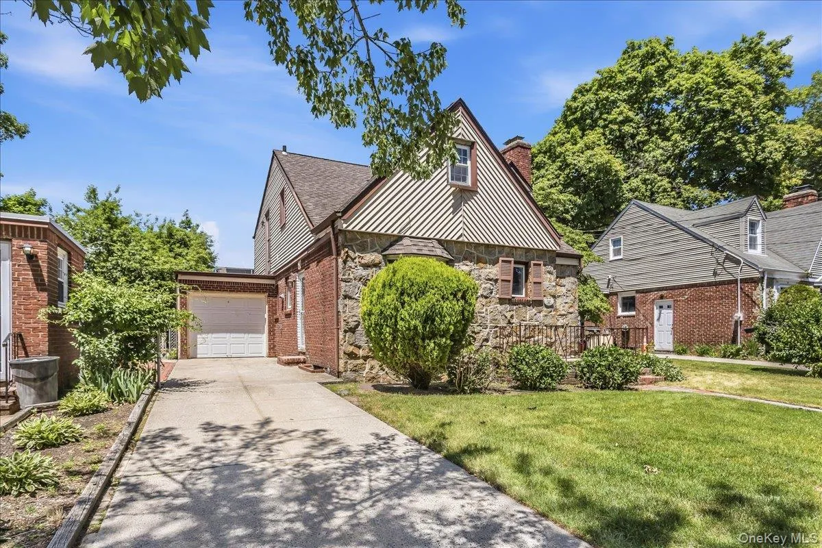 588 Adams Avenue, Hempstead, NY, 5 Bedrooms Bedrooms, 8 Rooms Rooms,2 BathroomsBathrooms,Residential,For Rent,Adams,0,1008228 588 Adams Avenue, Hempstead, NY, 5 Bedrooms Bedrooms, 8 Rooms Rooms,2 BathroomsBathrooms,Residential,For Rent,Adams,0,1008228