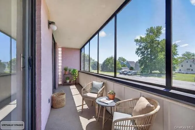 Lovely screened in ourdoor terrace Lovely screened in ourdoor terrace