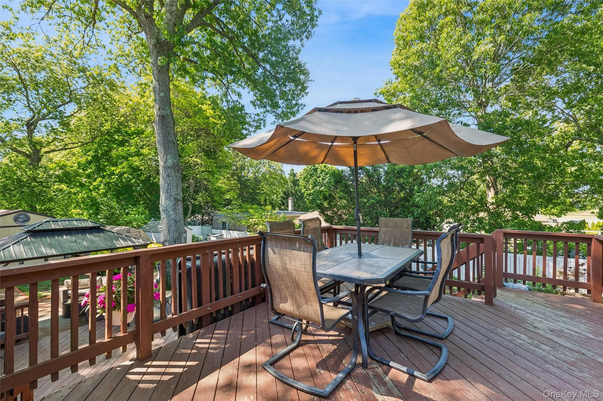 Beautiful upper deck overlooking quiet spacious yard Beautiful upper deck overlooking quiet spacious yard