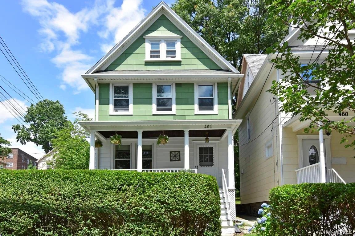 Located in walking distance to Bronxville Metro North Train Station. Perfect for commuters! Located in walking distance to Bronxville Metro North Train Station. Perfect for commuters!