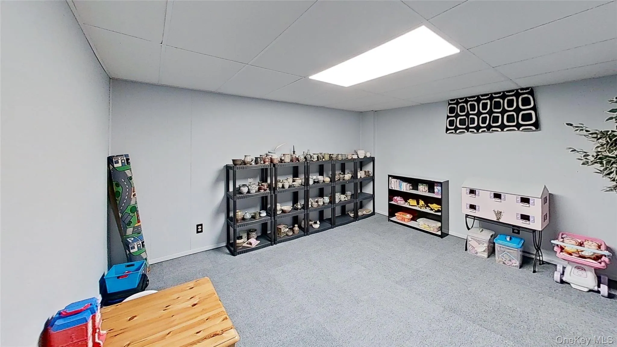 The dry basement and large laundry area offer plenty of storage space for flexible use! The dry basement and large laundry area offer plenty of storage space for flexible use!