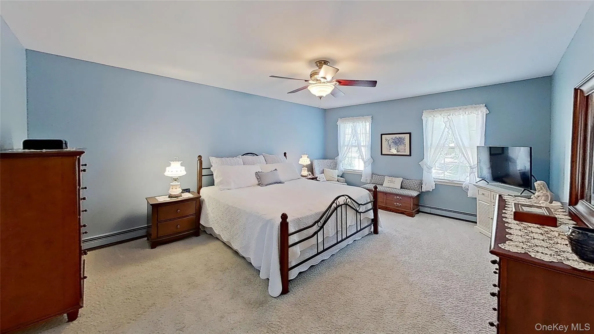 Large bedrooms with lots of natural light! Large bedrooms with lots of natural light!