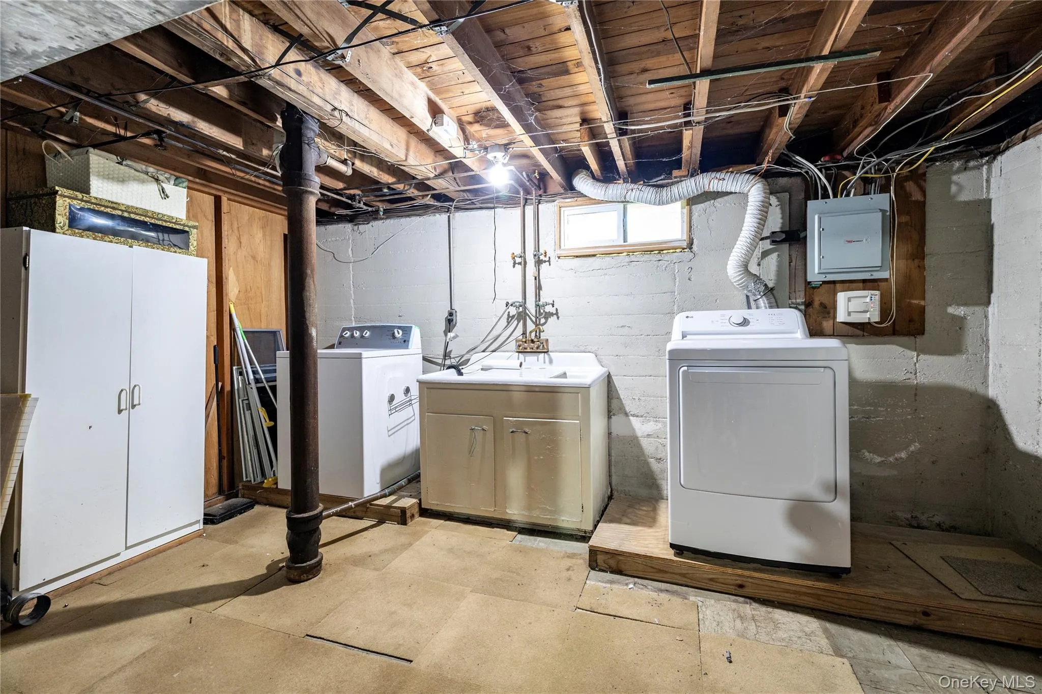 175 Lee Avenue, Oyster Bay, NY, 3 Bedrooms Bedrooms, 8 Rooms Rooms,1 BathroomBathrooms,Residential,For Rent,Lee,0,1008340 175 Lee Avenue, Oyster Bay, NY, 3 Bedrooms Bedrooms, 8 Rooms Rooms,1 BathroomBathrooms,Residential,For Rent,Lee,0,1008340