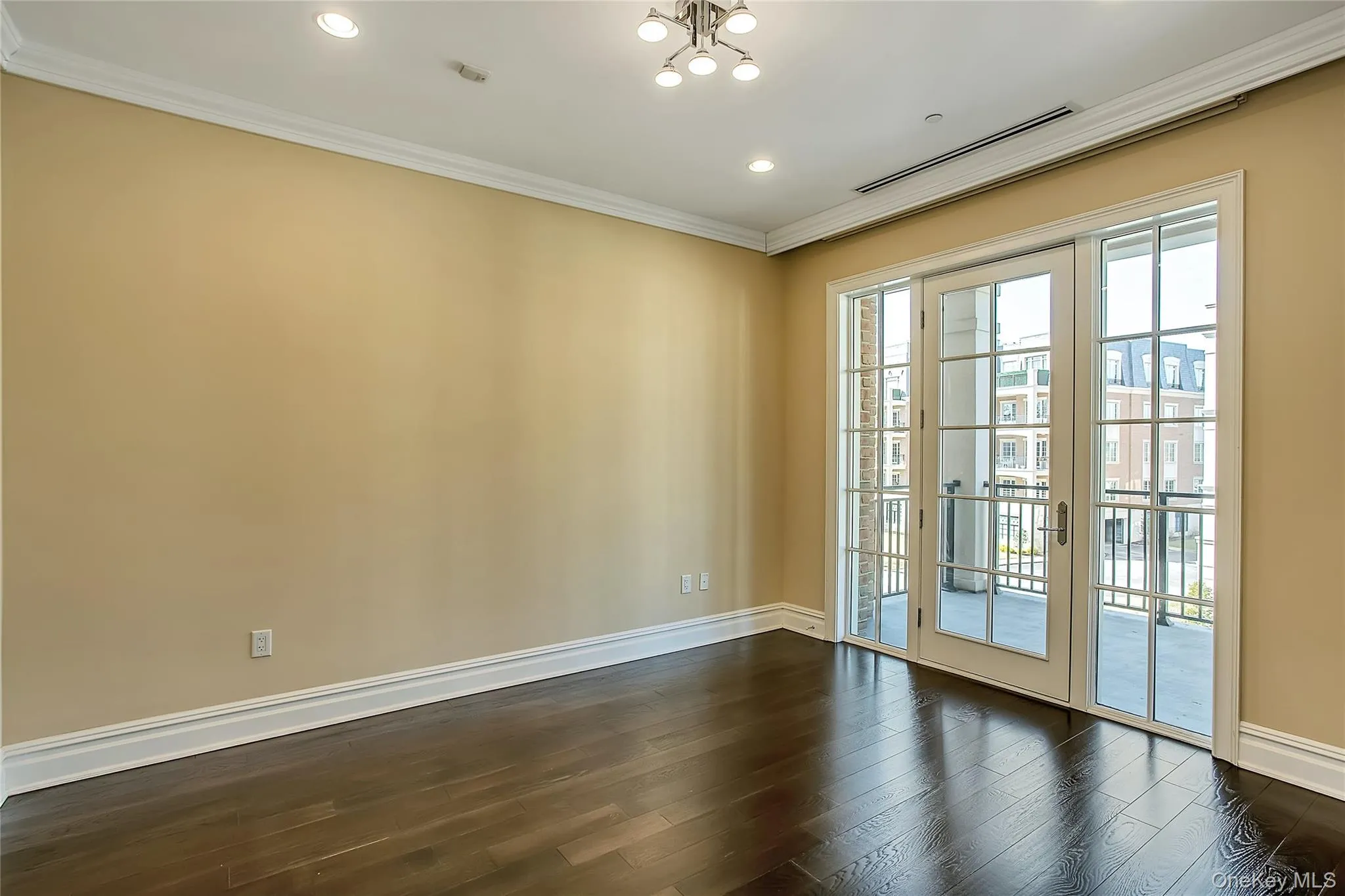 1000 Royal Court, North Hempstead, NY, 2 Bedrooms Bedrooms, 6 Rooms Rooms,2 BathroomsBathrooms,Residential,For Rent,Royal Court,0,1008342 1000 Royal Court, North Hempstead, NY, 2 Bedrooms Bedrooms, 6 Rooms Rooms,2 BathroomsBathrooms,Residential,For Rent,Royal Court,0,1008342