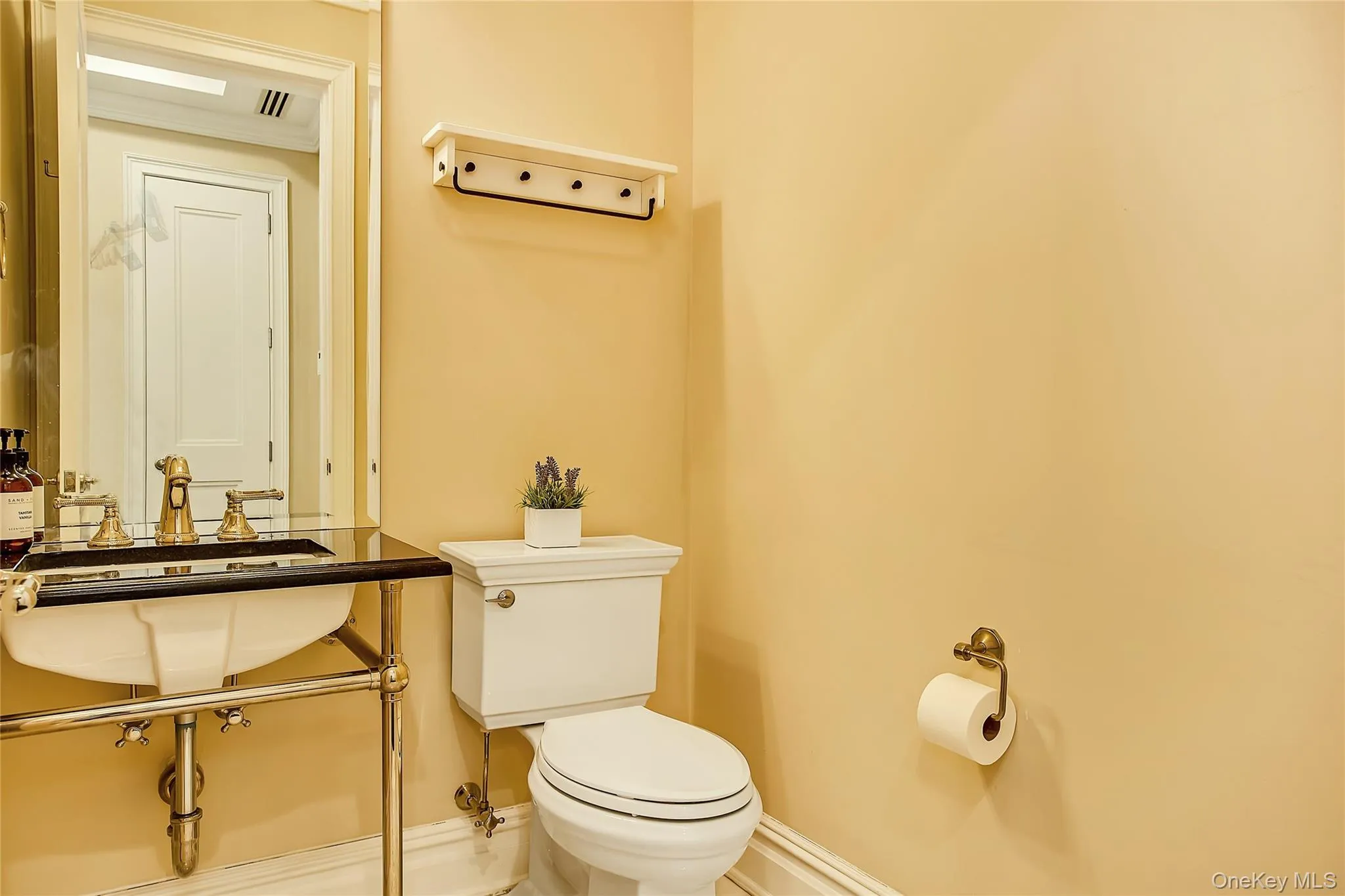 1000 Royal Court, North Hempstead, NY, 2 Bedrooms Bedrooms, 6 Rooms Rooms,2 BathroomsBathrooms,Residential,For Rent,Royal Court,0,1008342 1000 Royal Court, North Hempstead, NY, 2 Bedrooms Bedrooms, 6 Rooms Rooms,2 BathroomsBathrooms,Residential,For Rent,Royal Court,0,1008342