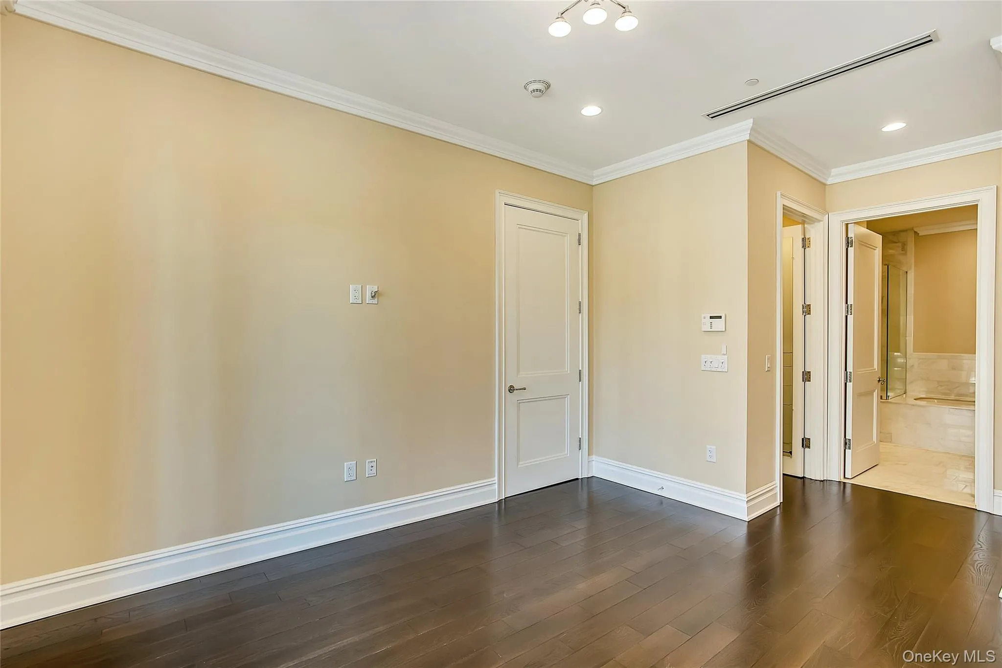 1000 Royal Court, North Hempstead, NY, 2 Bedrooms Bedrooms, 6 Rooms Rooms,2 BathroomsBathrooms,Residential,For Rent,Royal Court,0,1008342 1000 Royal Court, North Hempstead, NY, 2 Bedrooms Bedrooms, 6 Rooms Rooms,2 BathroomsBathrooms,Residential,For Rent,Royal Court,0,1008342