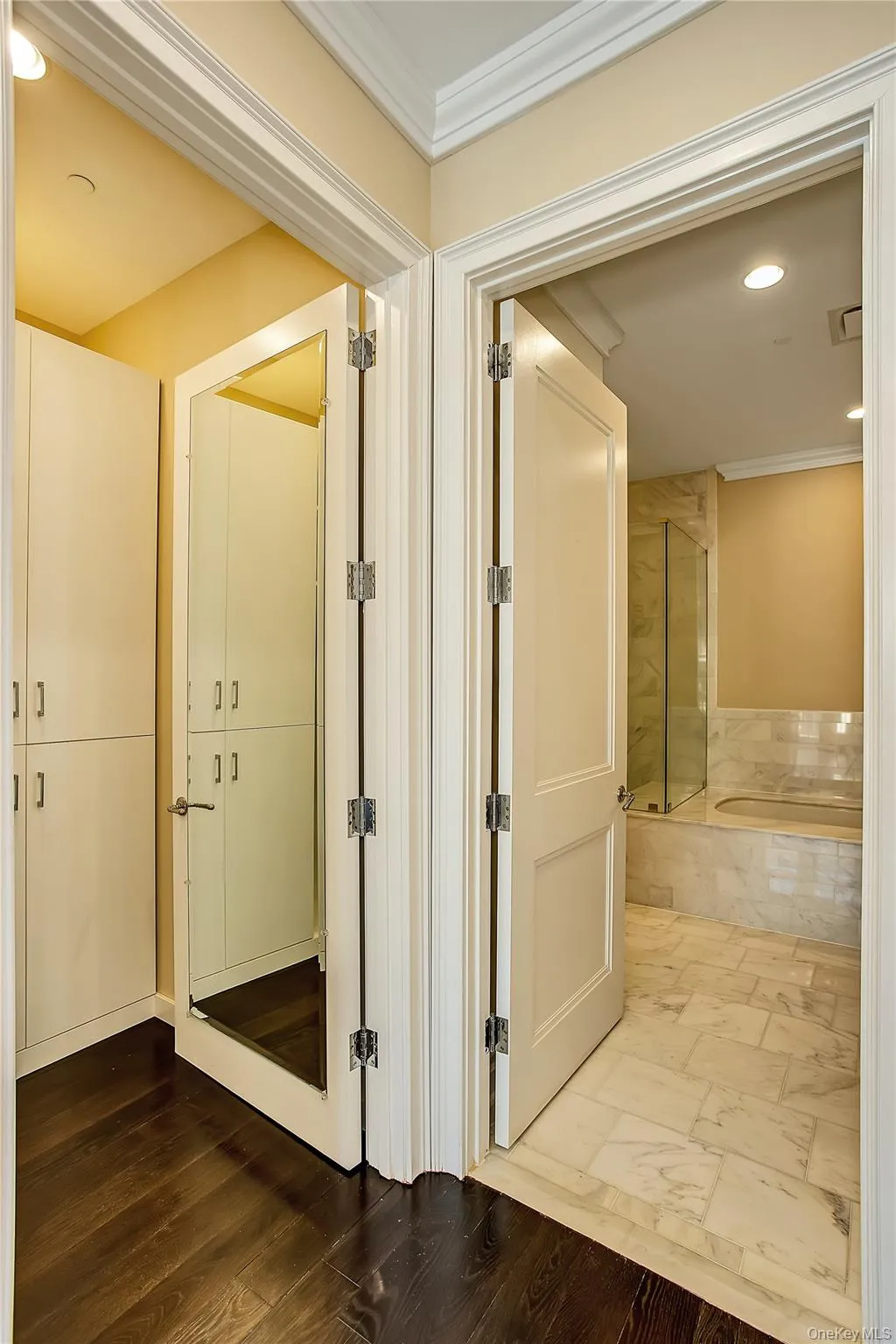 1000 Royal Court, North Hempstead, NY, 2 Bedrooms Bedrooms, 6 Rooms Rooms,2 BathroomsBathrooms,Residential,For Rent,Royal Court,0,1008342 1000 Royal Court, North Hempstead, NY, 2 Bedrooms Bedrooms, 6 Rooms Rooms,2 BathroomsBathrooms,Residential,For Rent,Royal Court,0,1008342