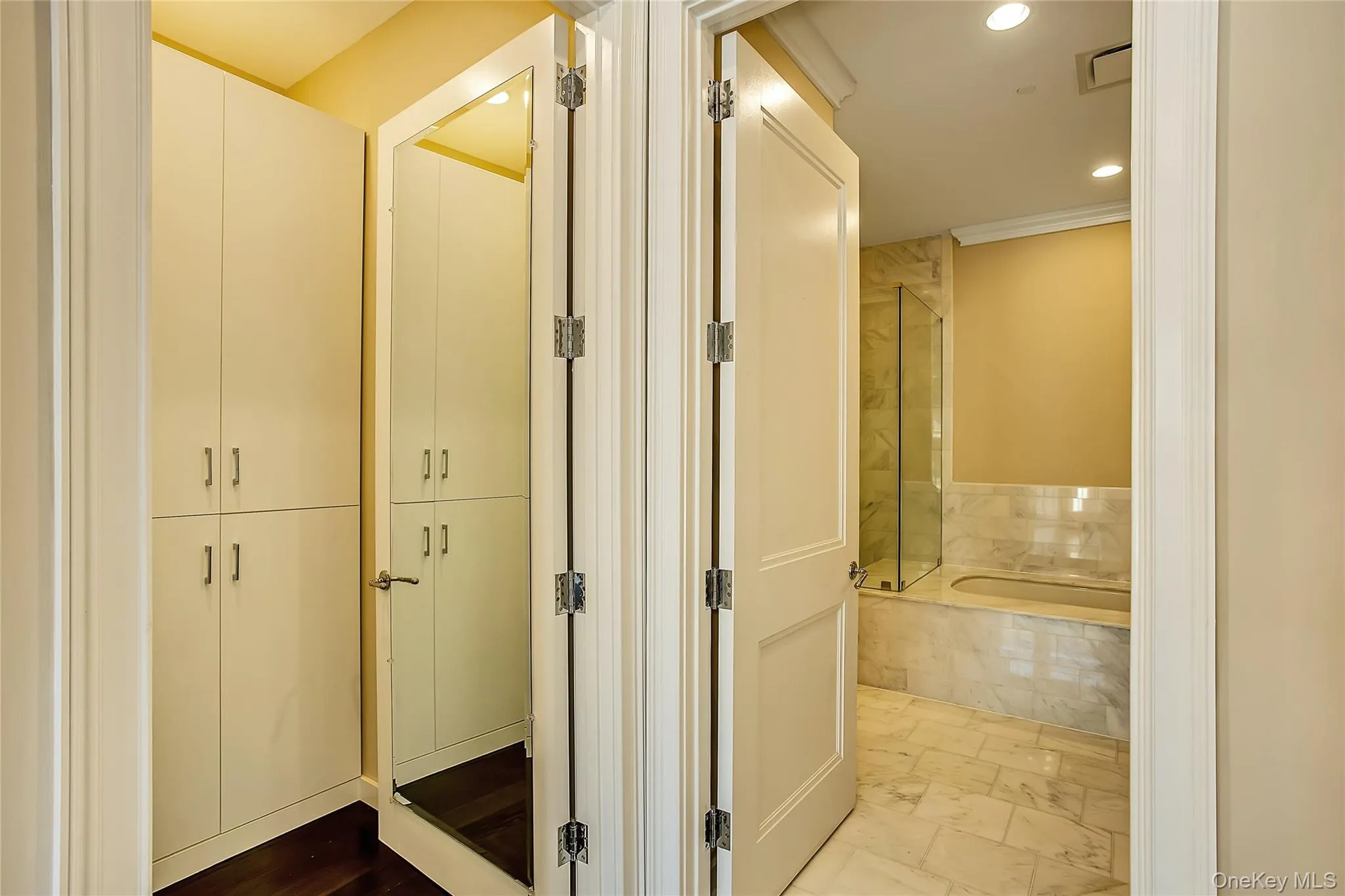 1000 Royal Court, North Hempstead, NY, 2 Bedrooms Bedrooms, 6 Rooms Rooms,2 BathroomsBathrooms,Residential,For Rent,Royal Court,0,1008342 1000 Royal Court, North Hempstead, NY, 2 Bedrooms Bedrooms, 6 Rooms Rooms,2 BathroomsBathrooms,Residential,For Rent,Royal Court,0,1008342