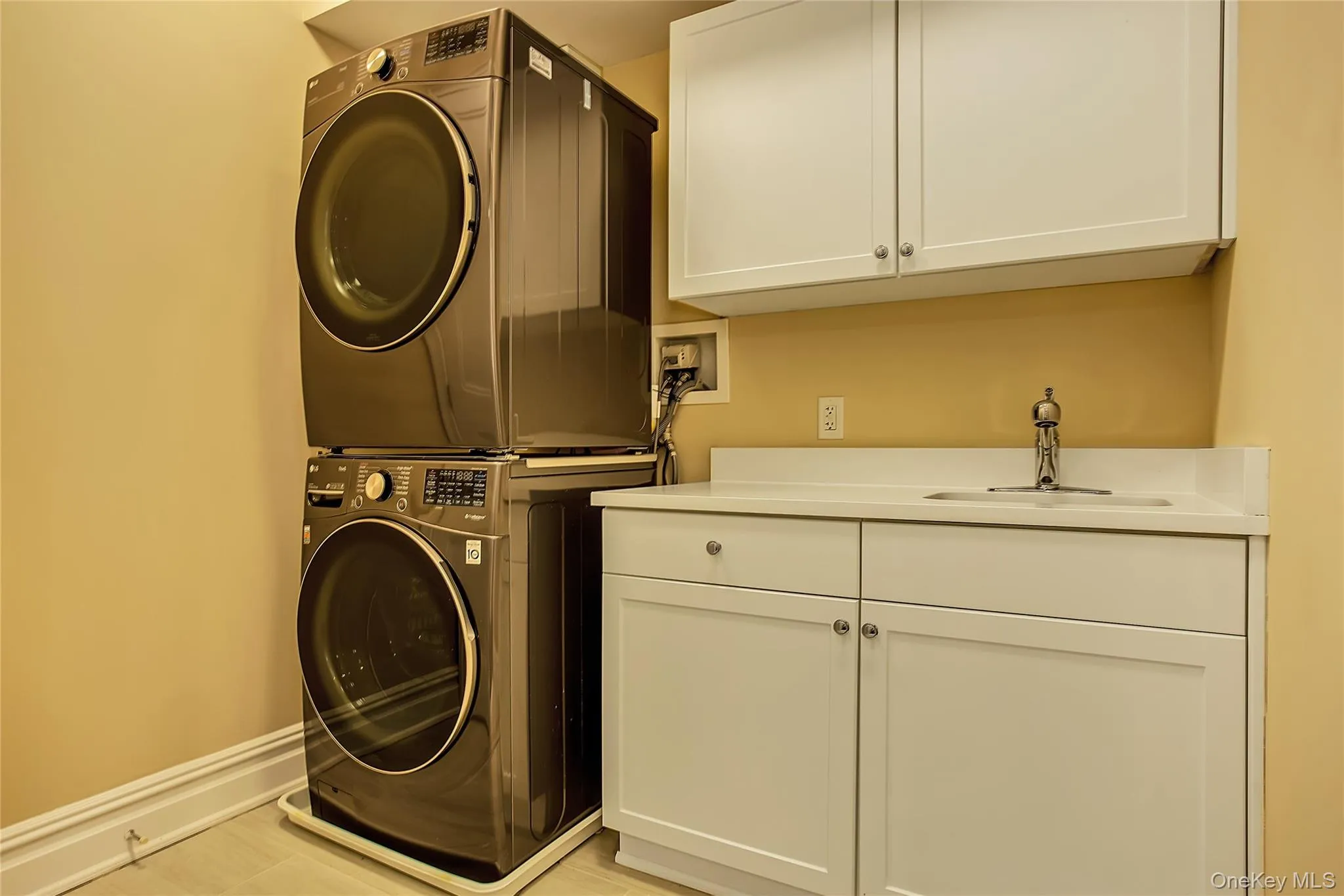 1000 Royal Court, North Hempstead, NY, 2 Bedrooms Bedrooms, 6 Rooms Rooms,2 BathroomsBathrooms,Residential,For Rent,Royal Court,0,1008342 1000 Royal Court, North Hempstead, NY, 2 Bedrooms Bedrooms, 6 Rooms Rooms,2 BathroomsBathrooms,Residential,For Rent,Royal Court,0,1008342