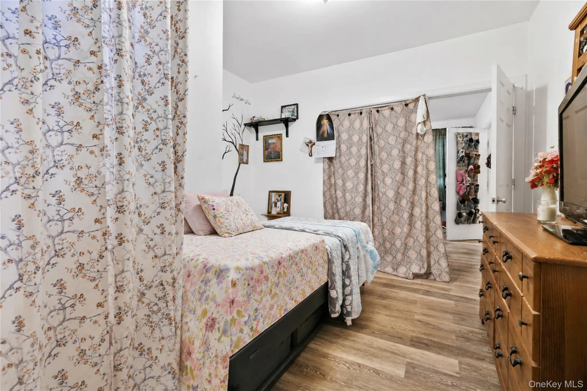 192 Hale Avenue, New York, NY, 8 Bedrooms Bedrooms, 14 Rooms Rooms,3 BathroomsBathrooms,Residential,For Rent,Hale,0,1008344 192 Hale Avenue, New York, NY, 8 Bedrooms Bedrooms, 14 Rooms Rooms,3 BathroomsBathrooms,Residential,For Rent,Hale,0,1008344