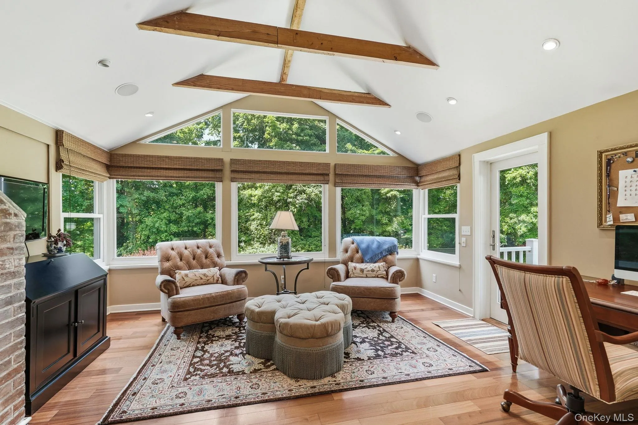 Beamed ceiling, glorious windows, makes working easy. Beamed ceiling, glorious windows, makes working easy.