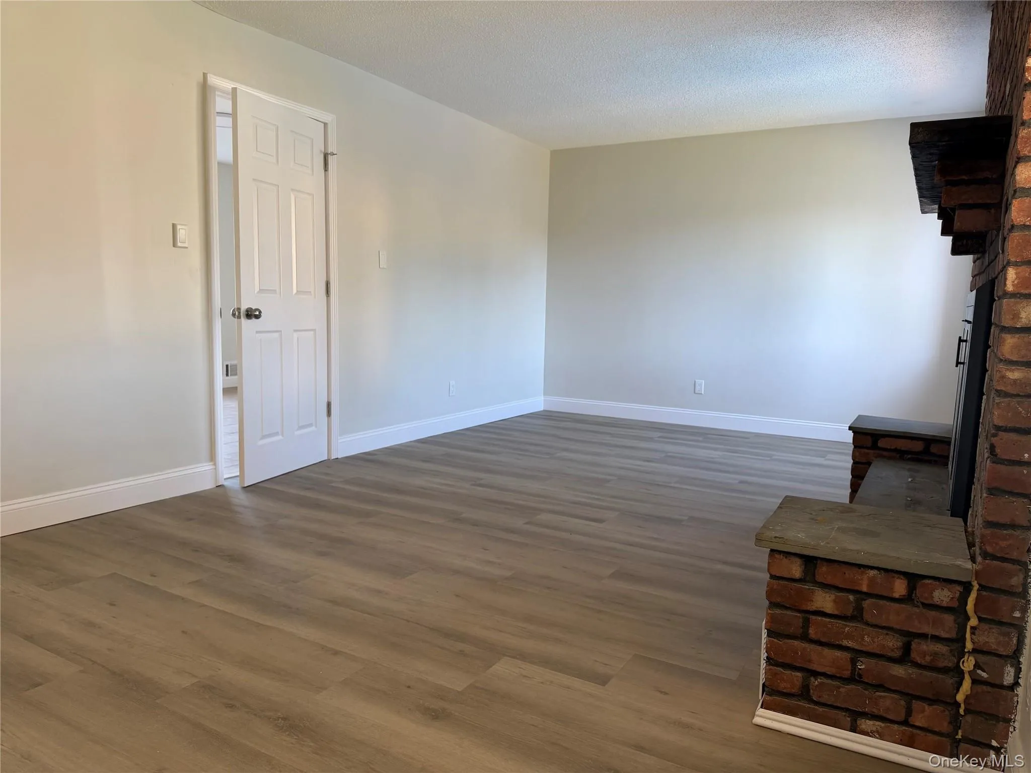 With fireplace With fireplace