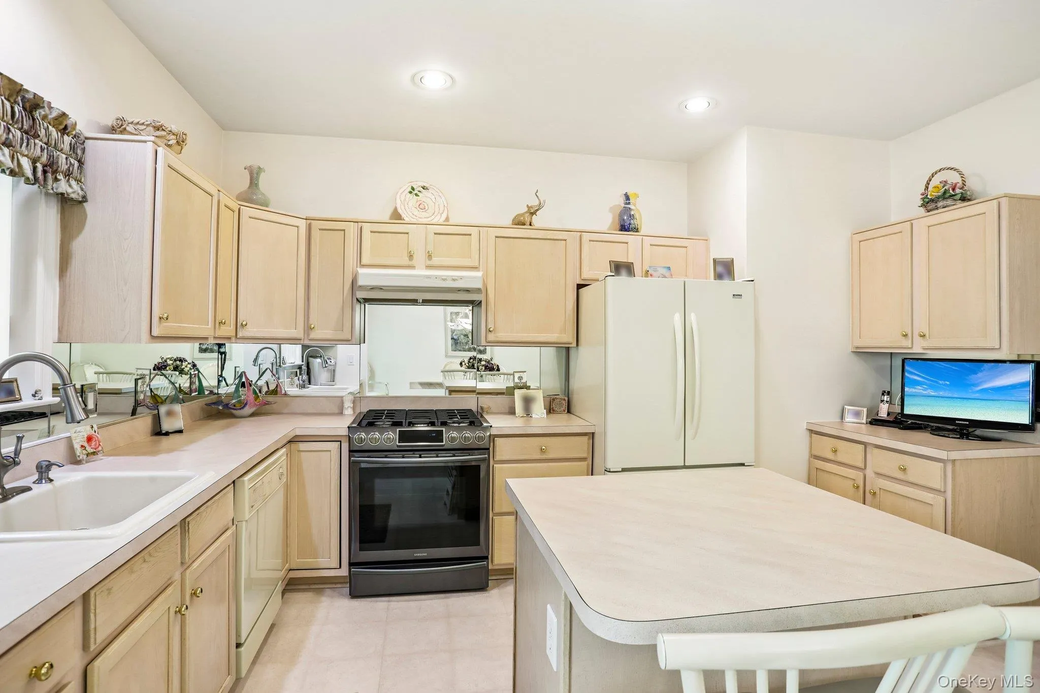 148 Foltim Way, Clarkstown, NY, 2 Bedrooms Bedrooms, 6 Rooms Rooms,2 BathroomsBathrooms,Residential,For Rent,Foltim,0,1008365 148 Foltim Way, Clarkstown, NY, 2 Bedrooms Bedrooms, 6 Rooms Rooms,2 BathroomsBathrooms,Residential,For Rent,Foltim,0,1008365