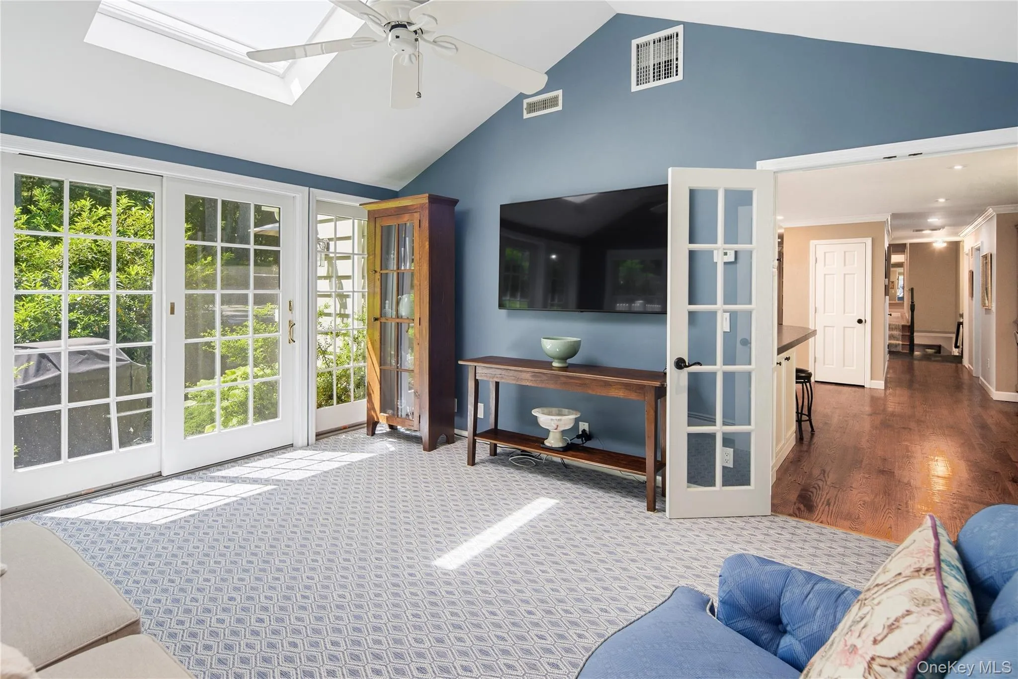 French doors to kitchen, flat screen tv hard wired hookup French doors to kitchen, flat screen tv hard wired hookup