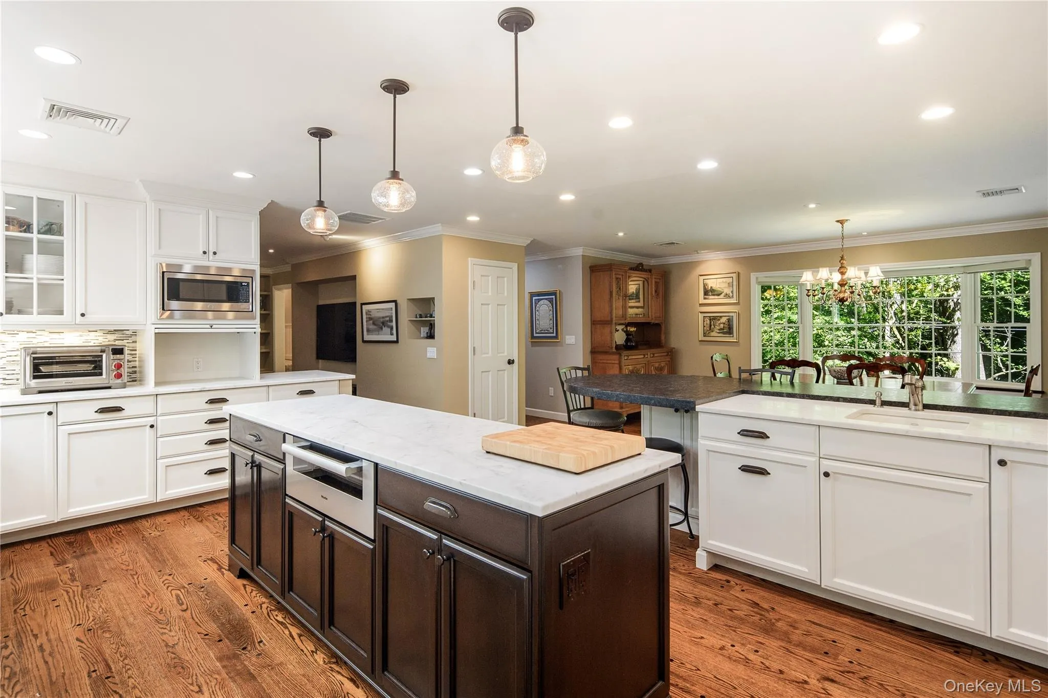 Walk-in pantry-door is center, dining area with large bay window Walk-in pantry-door is center, dining area with large bay window