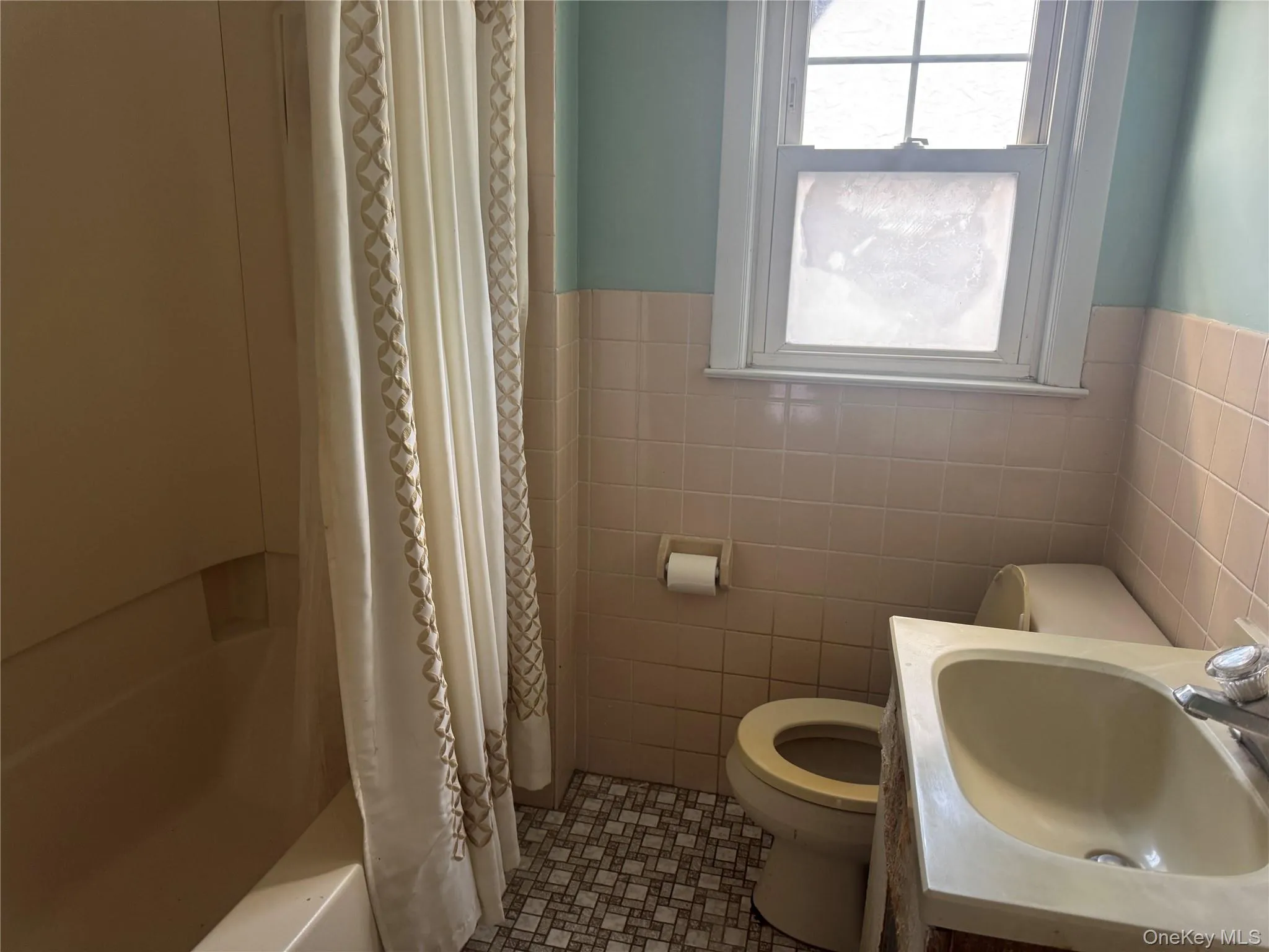 Upstairs Full Bathroom Upstairs Full Bathroom