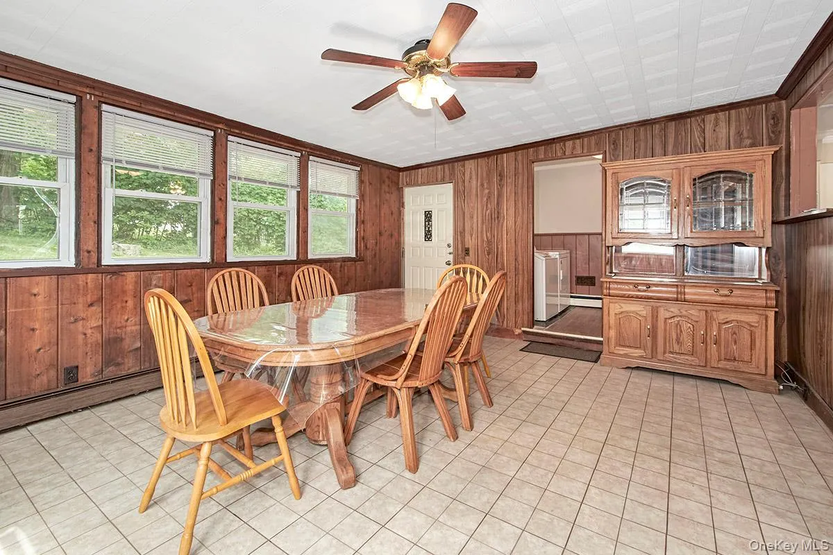 Versatile bonus room/dining, family, playroom Versatile bonus room/dining, family, playroom