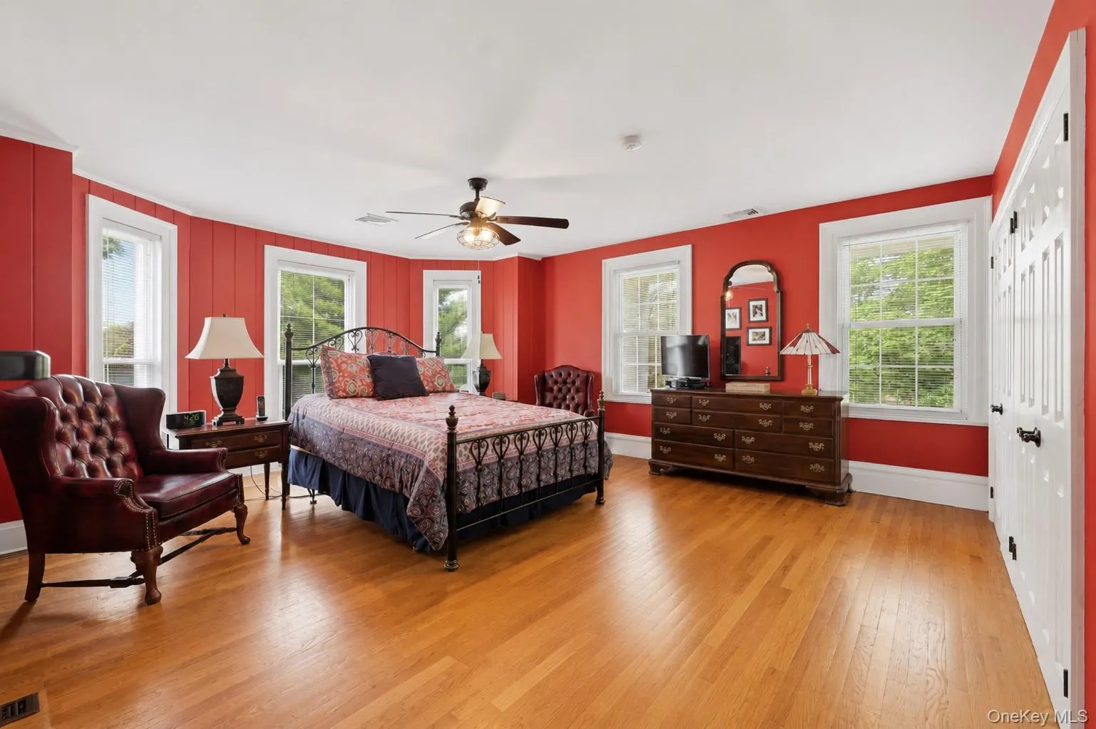 Spacious and bright primary bedroom Spacious and bright primary bedroom