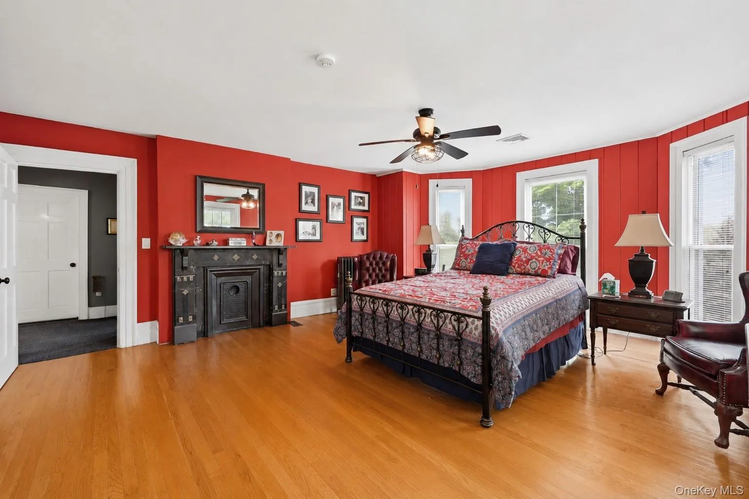 Spacious and bright primary bedroom Spacious and bright primary bedroom