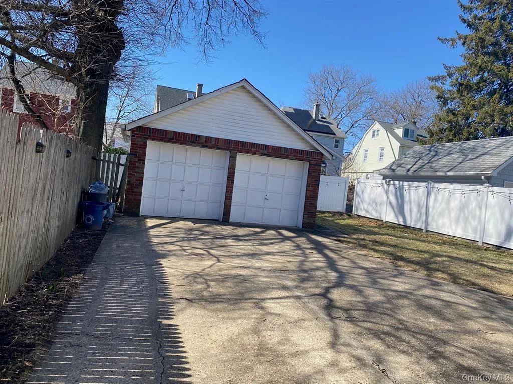 202 Park Avenue, North Hempstead, NY, 1 Bedroom Bedrooms, 3 Rooms Rooms,1 BathroomBathrooms,Residential Lease,For Rent,Park,0,1008409 202 Park Avenue, North Hempstead, NY, 1 Bedroom Bedrooms, 3 Rooms Rooms,1 BathroomBathrooms,Residential Lease,For Rent,Park,0,1008409