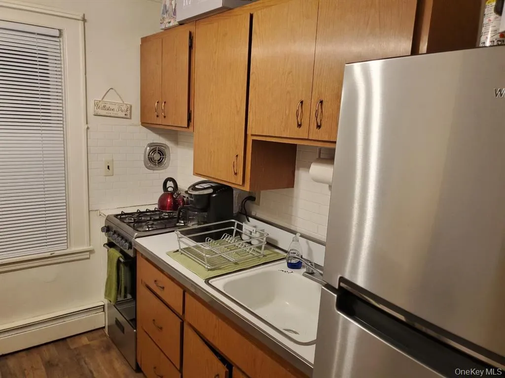 202 Park Avenue, North Hempstead, NY, 1 Bedroom Bedrooms, 3 Rooms Rooms,1 BathroomBathrooms,Residential Lease,For Rent,Park,0,1008409 202 Park Avenue, North Hempstead, NY, 1 Bedroom Bedrooms, 3 Rooms Rooms,1 BathroomBathrooms,Residential Lease,For Rent,Park,0,1008409