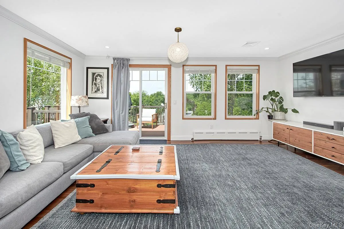 Large Livingroom with SGD to deck and many windows Large Livingroom with SGD to deck and many windows