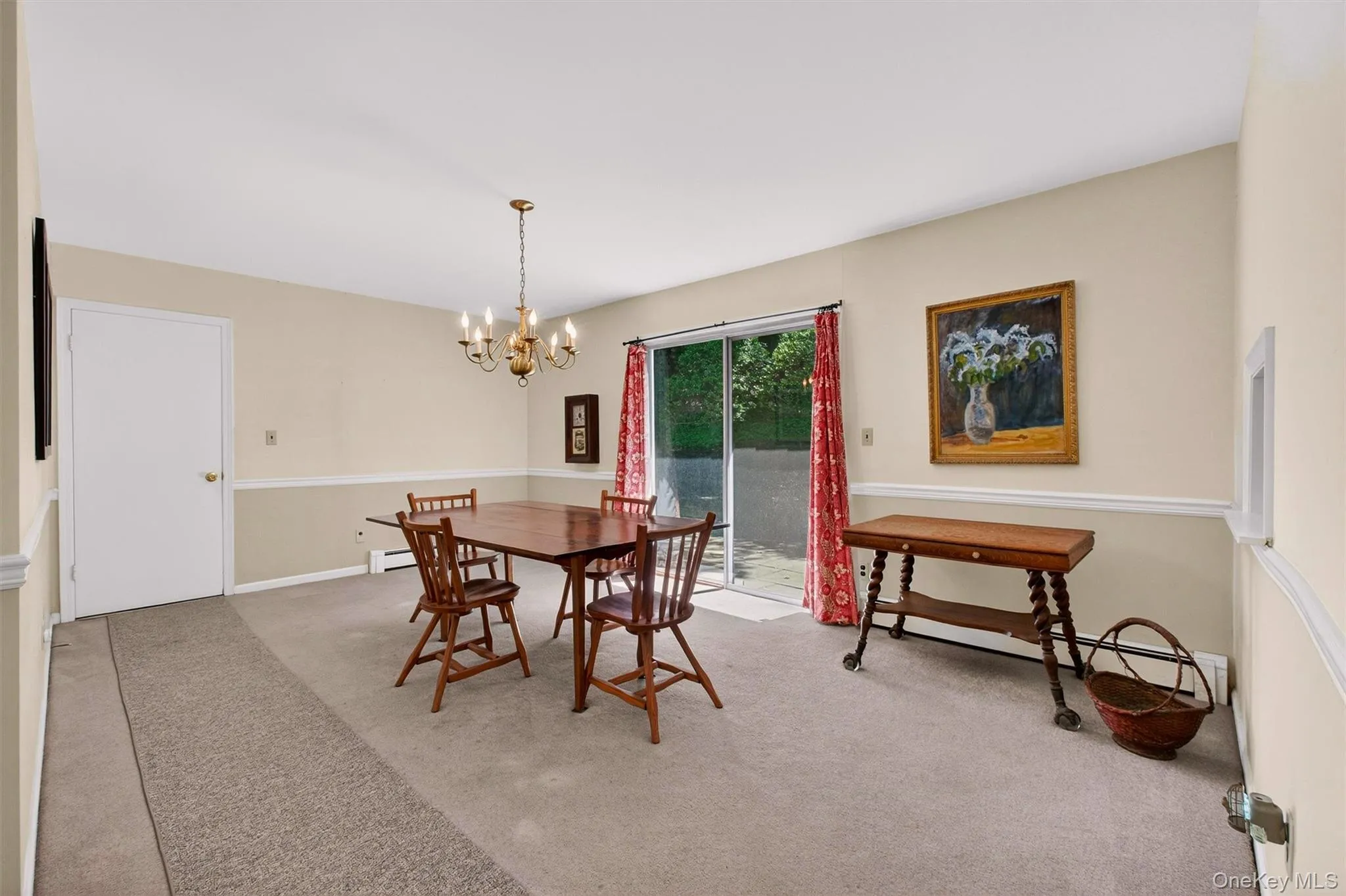 Formal dining room w/sliding glass door to spacious blue stone patio & private rear yard Formal dining room w/sliding glass door to spacious blue stone patio & private rear yard