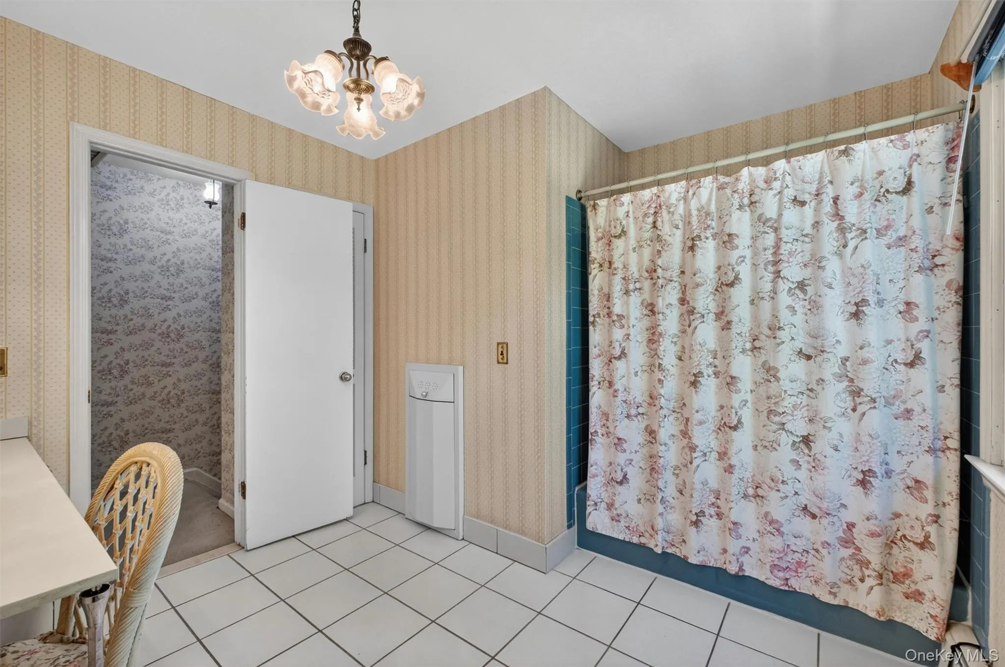 2nd Fl. dual entry full bath w/tub & tile surround. 2nd Fl. dual entry full bath w/tub & tile surround.