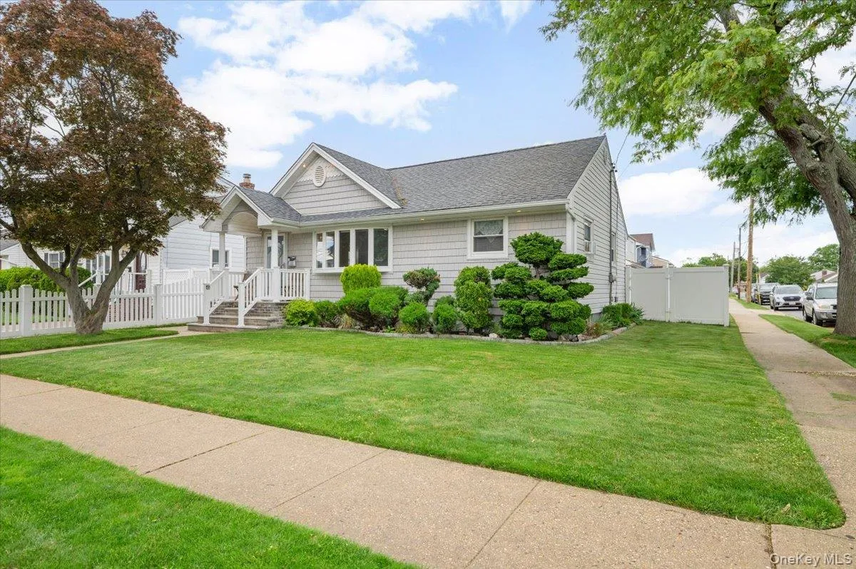 58 Myers Avenue, Oyster Bay, NY, 3 Bedrooms Bedrooms, 6 Rooms Rooms,1 BathroomBathrooms,Residential,For Rent,Myers,0,1008449 58 Myers Avenue, Oyster Bay, NY, 3 Bedrooms Bedrooms, 6 Rooms Rooms,1 BathroomBathrooms,Residential,For Rent,Myers,0,1008449