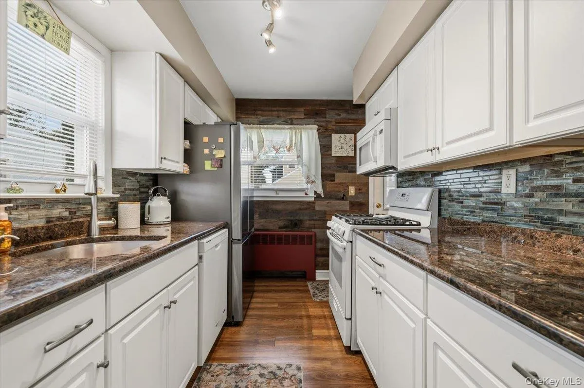58 Myers Avenue, Oyster Bay, NY, 3 Bedrooms Bedrooms, 6 Rooms Rooms,1 BathroomBathrooms,Residential,For Rent,Myers,0,1008449 58 Myers Avenue, Oyster Bay, NY, 3 Bedrooms Bedrooms, 6 Rooms Rooms,1 BathroomBathrooms,Residential,For Rent,Myers,0,1008449