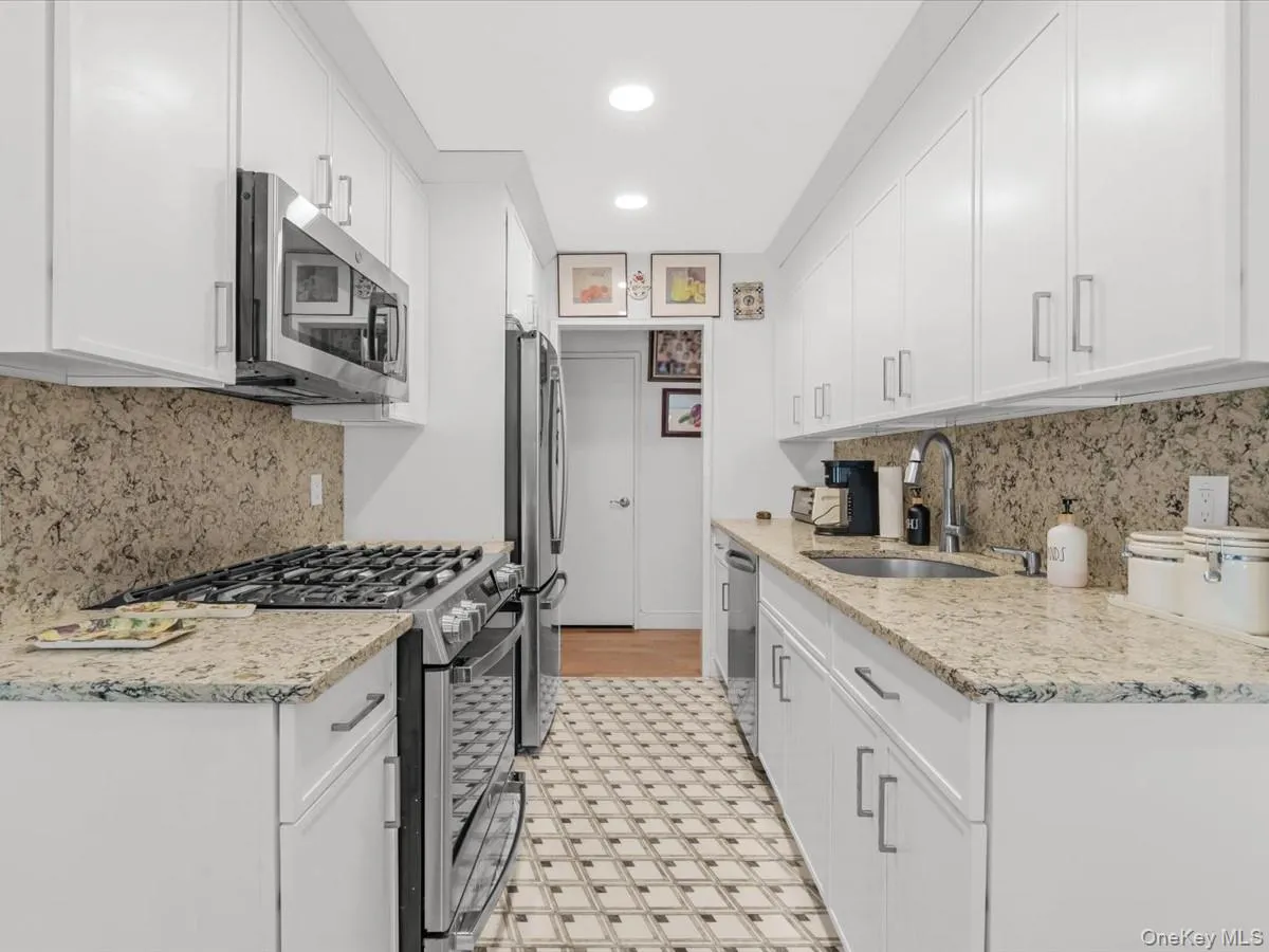 25 Canterbury Road, North Hempstead, NY, 2 Bedrooms Bedrooms, 6 Rooms Rooms,2 BathroomsBathrooms,Residential,For Rent,Canterbury,0,1008477 25 Canterbury Road, North Hempstead, NY, 2 Bedrooms Bedrooms, 6 Rooms Rooms,2 BathroomsBathrooms,Residential,For Rent,Canterbury,0,1008477