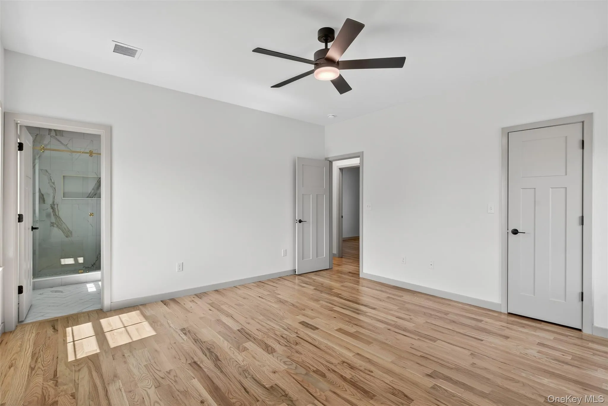 Representative model of recent build shown. Features, finishes, elevations and available options may be customized through the builder. Representative model of recent build shown. Features, finishes, elevations and available options may be customized through the builder.