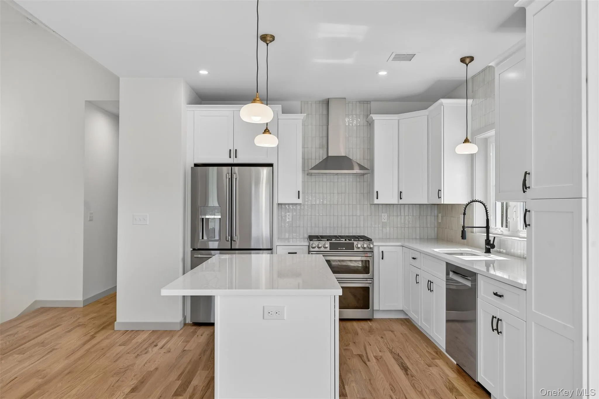 Representative model of recent build shown. Features, finishes, elevations and available options may be customized through the builder. Representative model of recent build shown. Features, finishes, elevations and available options may be customized through the builder.