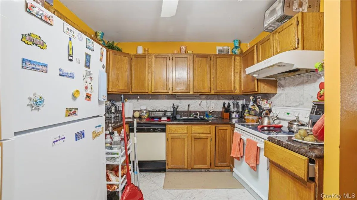421 Broadway, Yonkers, NY, 3 Bedrooms Bedrooms, 5 Rooms Rooms,2 BathroomsBathrooms,Residential,For Rent,Broadway,0,1008503 421 Broadway, Yonkers, NY, 3 Bedrooms Bedrooms, 5 Rooms Rooms,2 BathroomsBathrooms,Residential,For Rent,Broadway,0,1008503