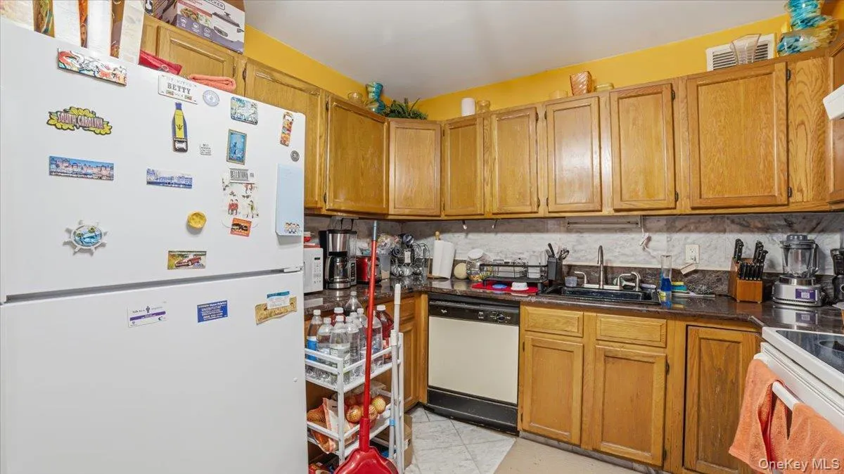 421 Broadway, Yonkers, NY, 3 Bedrooms Bedrooms, 5 Rooms Rooms,2 BathroomsBathrooms,Residential,For Rent,Broadway,0,1008503 421 Broadway, Yonkers, NY, 3 Bedrooms Bedrooms, 5 Rooms Rooms,2 BathroomsBathrooms,Residential,For Rent,Broadway,0,1008503
