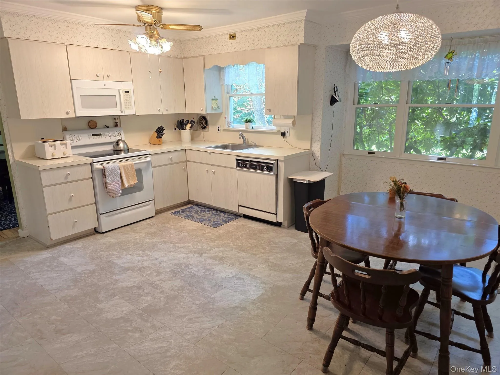 Large Eat-In Kitchen Large Eat-In Kitchen