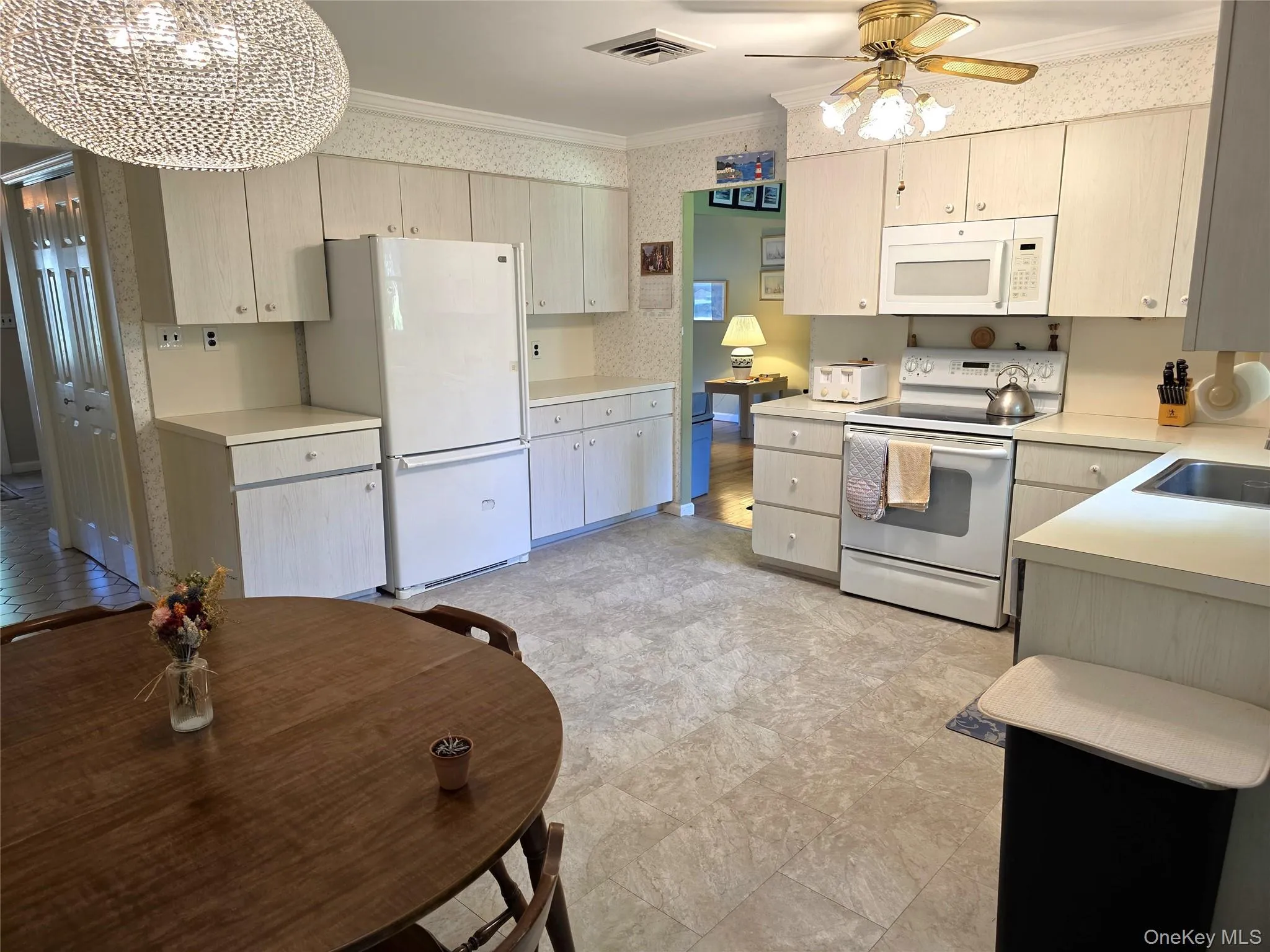Large Eat-In Kitchen Large Eat-In Kitchen
