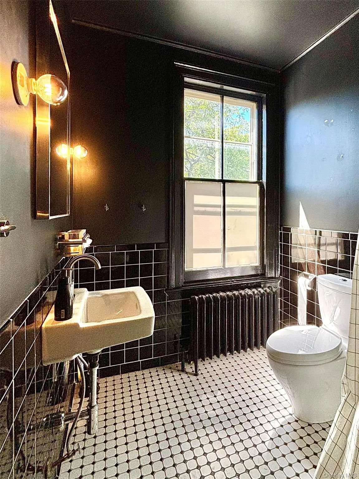 Tiled floor w large window Tiled floor w large window