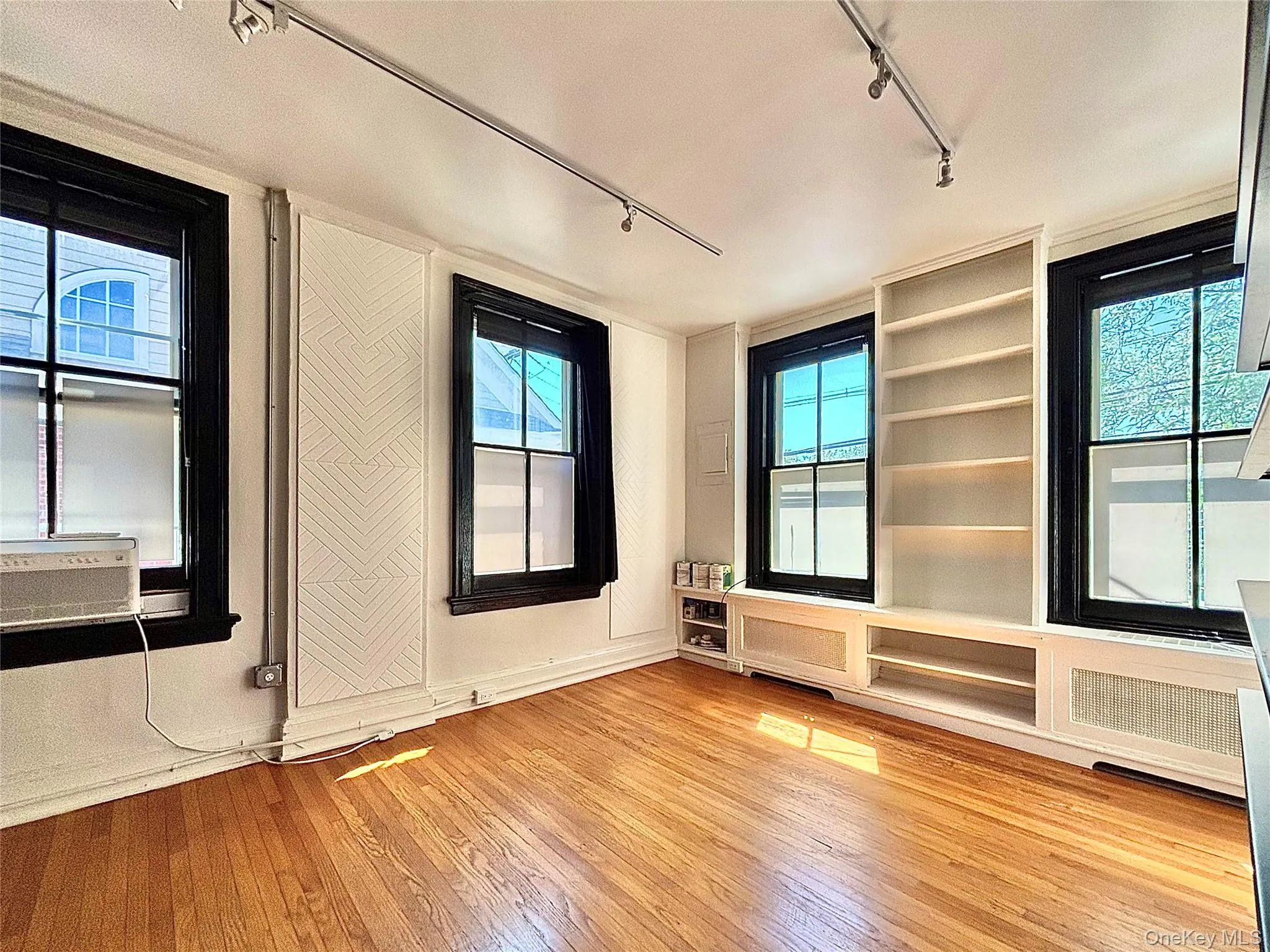 4 windows w AC 4 windows w AC