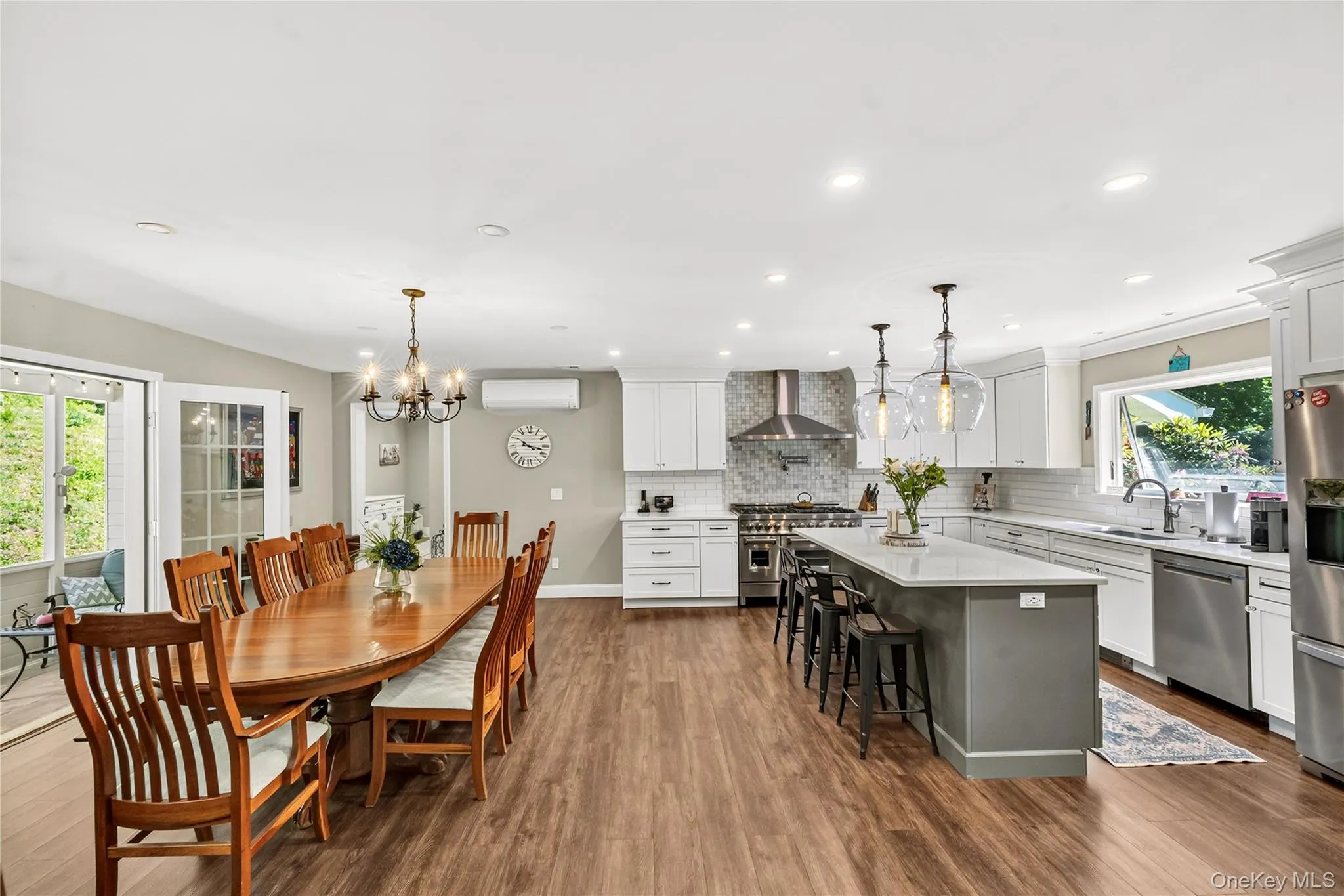 Open kitchen with Dining room Open kitchen with Dining room