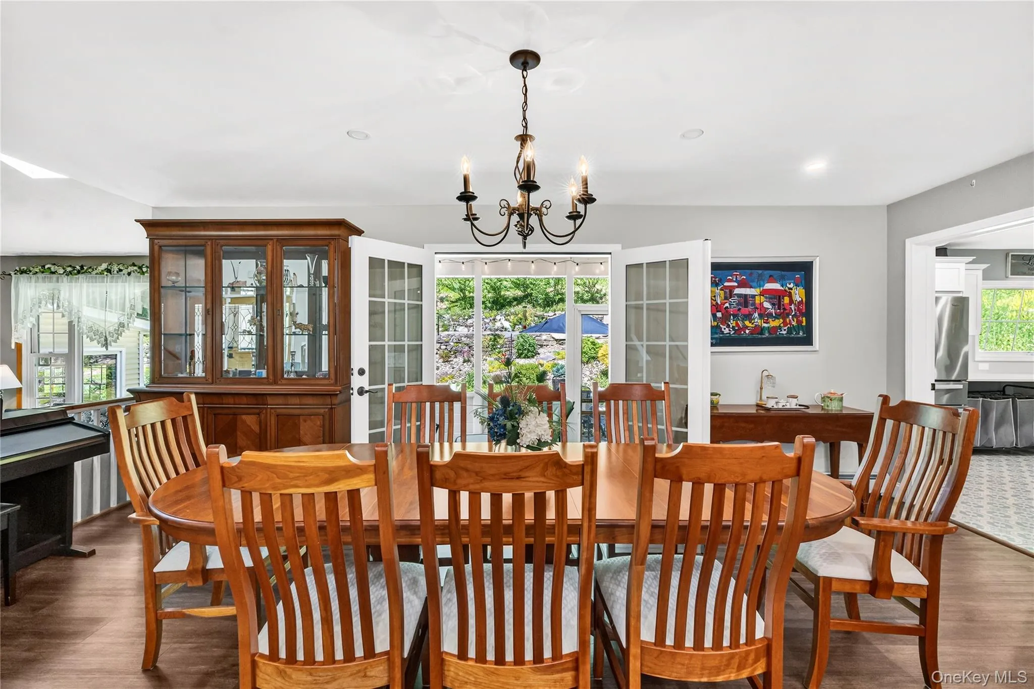 Dining area facing out thru the French doors Dining area facing out thru the French doors