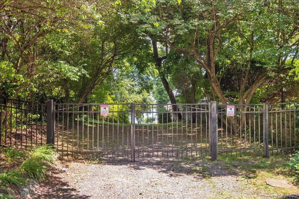 Gate to Hommocks Road Association waterfront. Gate to Hommocks Road Association waterfront.