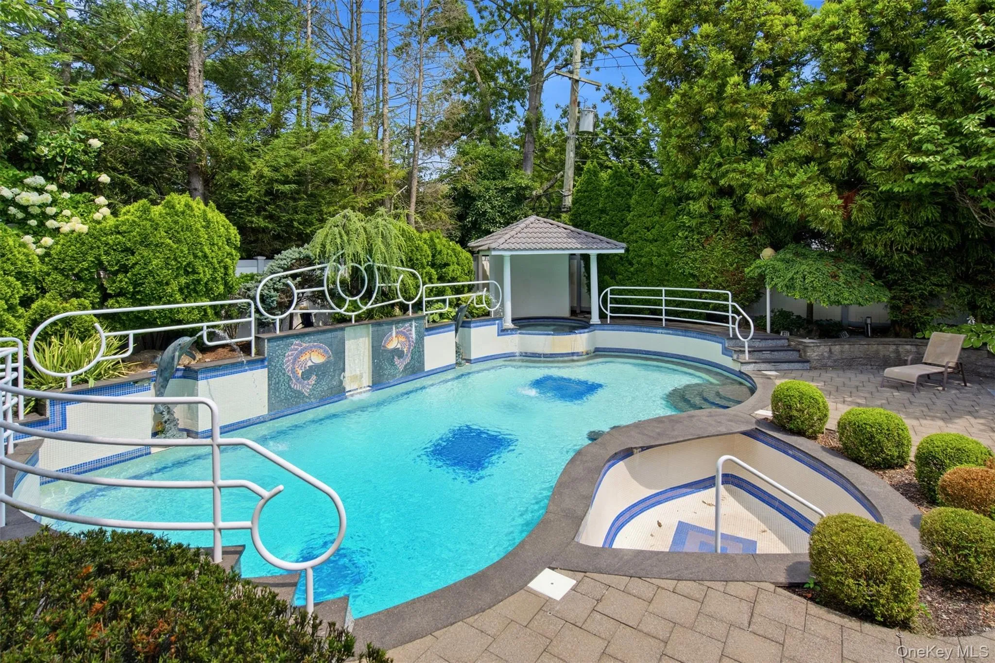 Gunite, with spa and dry bar Gunite, with spa and dry bar