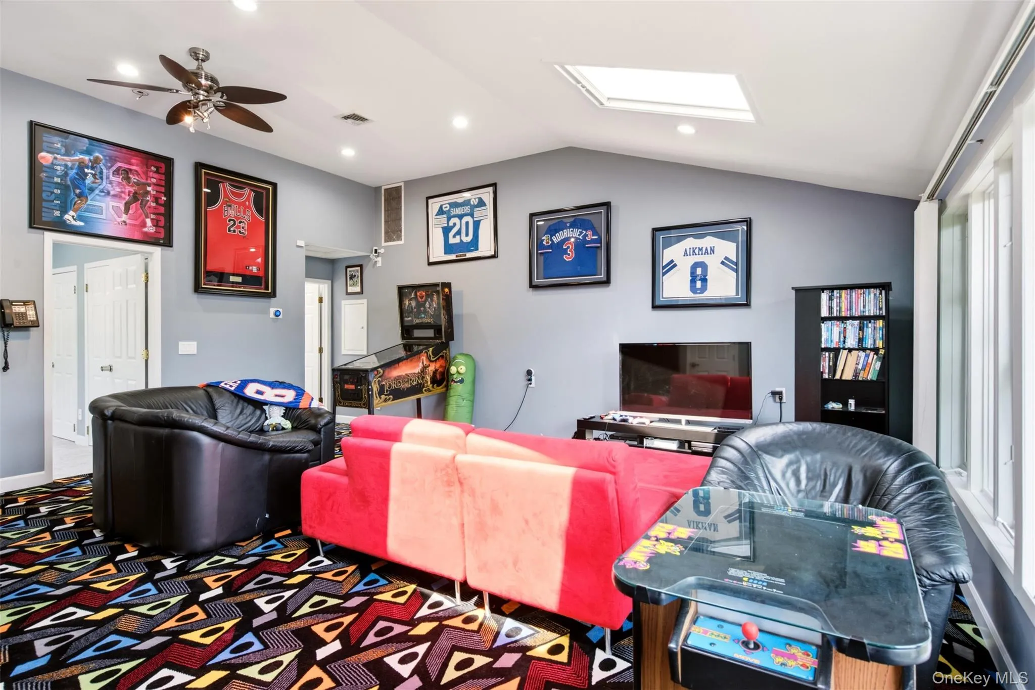 Has bathroom, bedroom and large living space. Also has separate entrance. Has bathroom, bedroom and large living space. Also has separate entrance.